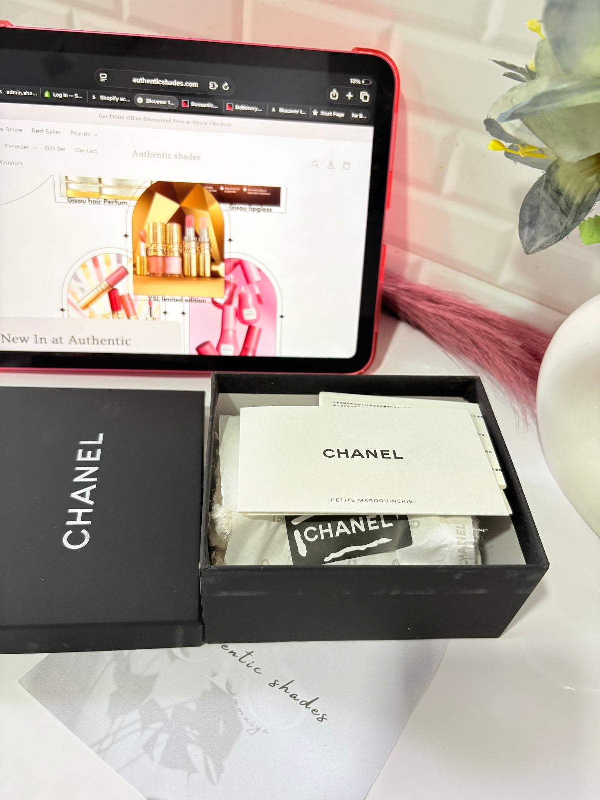 CHANEL Beaute VIP Gift Snow White Bow Chain Crossbody Card Pouch