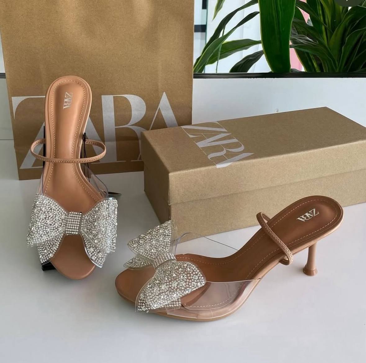 Nude nude tote Heel
